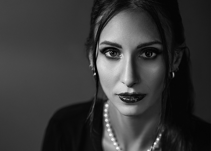 Ritratto fotografico essenziale per donna a Piacenza